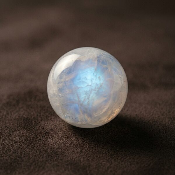 Perle de pierre de lune claire aux reflets bleutés